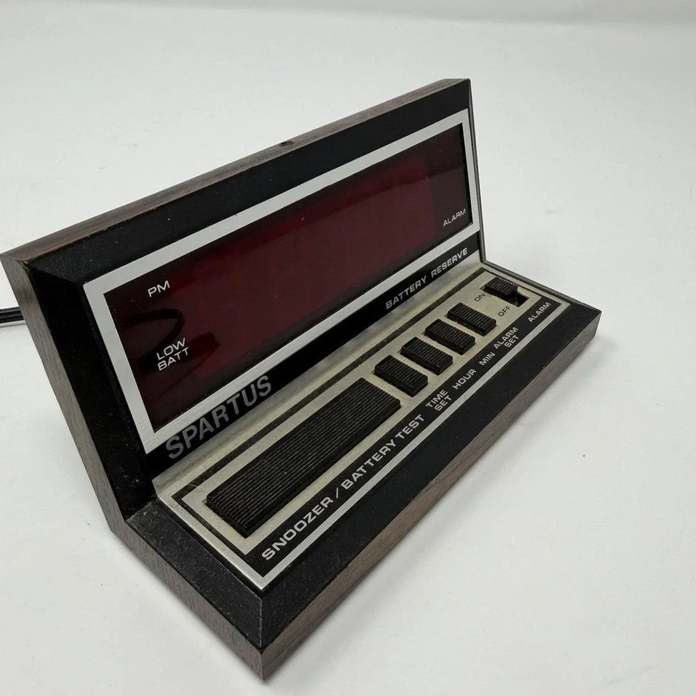 Vintage Spartus woodgrain digital red‎ LED alarm clock Retro Model 1140 Working